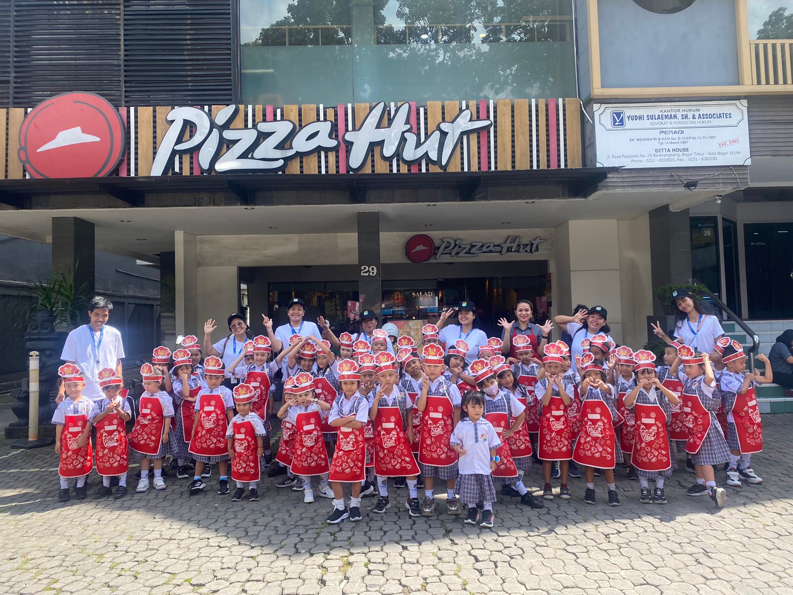 Kunjungan ke Pizza Hut
