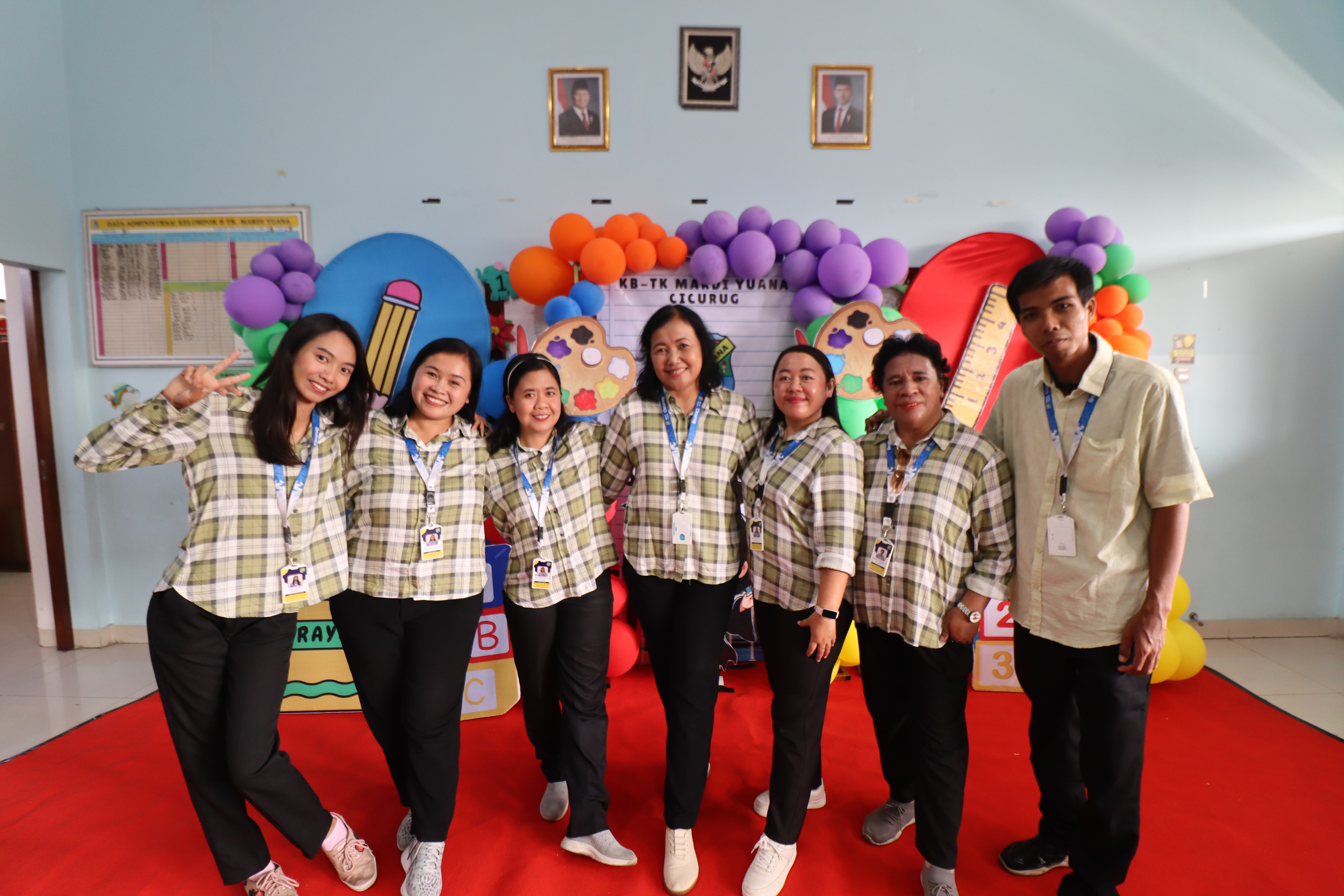 Foto Bersama Guru dan Karyawan